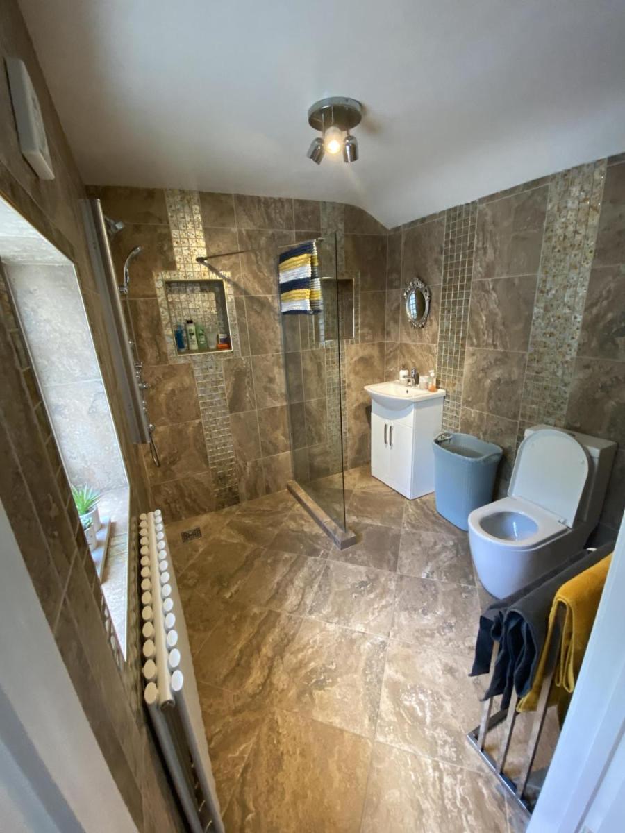 Stunning Beautiful 4-Bed House in South Wales - Housity