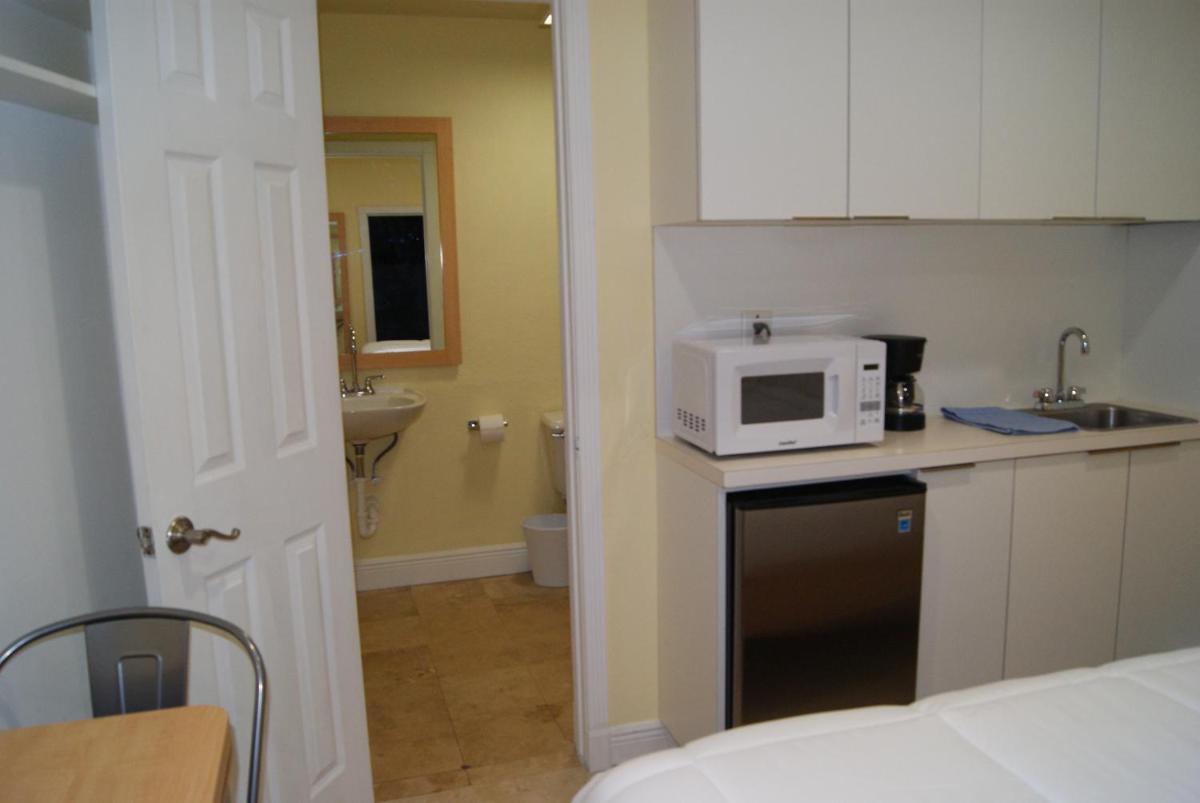 Private Studio two miles from Hard Rock Stadium - Housity