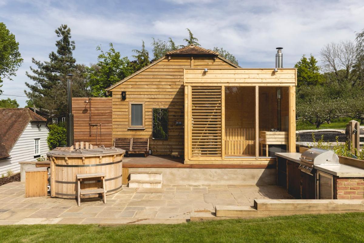 Cosy Cottage with Beautiful Garden, HotTub & Sauna - Housity