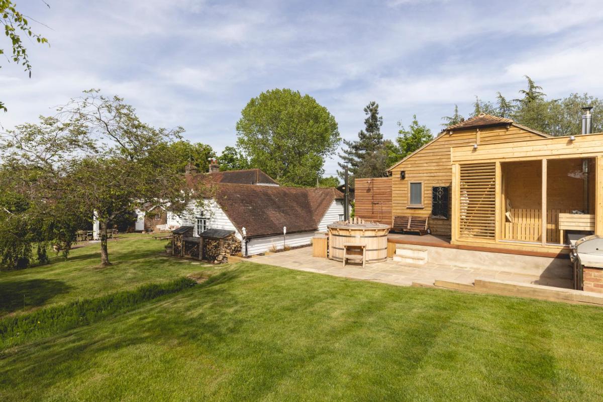 Cosy Cottage with Beautiful Garden, HotTub & Sauna - Housity