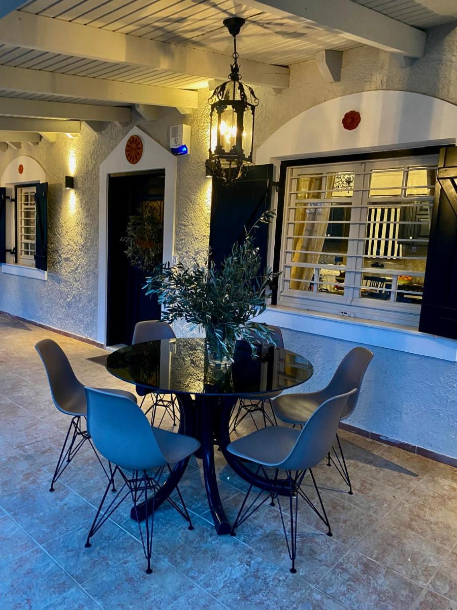 Cottage Villa with Private Pool & Garden 5' from Airport - Housity