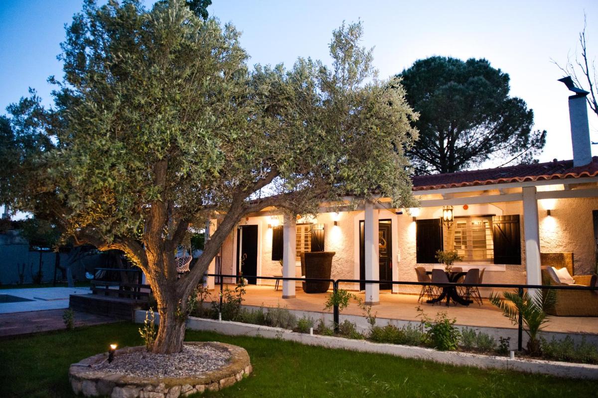 Cottage Villa with Private Pool & Garden 5' from Airport - Housity