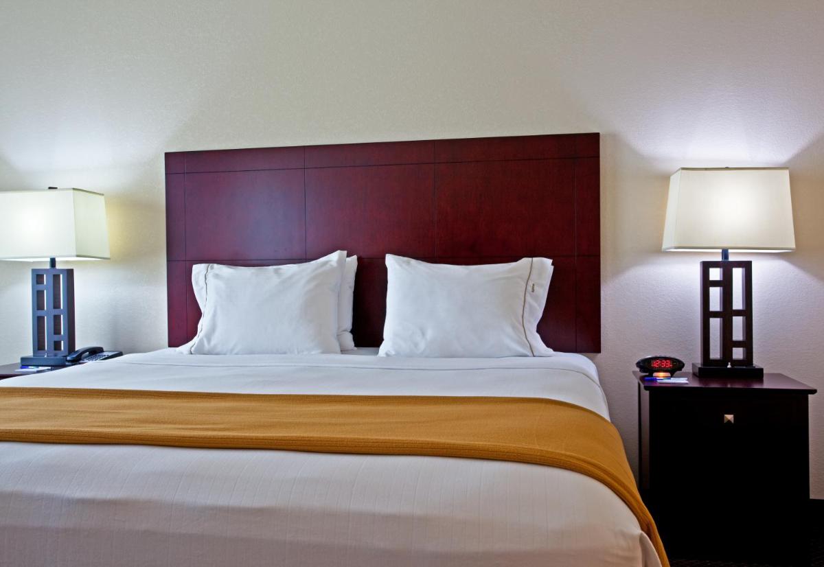 Holiday Inn Express & Suites Chicago West-O'Hare Arpt Area , an IHG Hotel - Housity