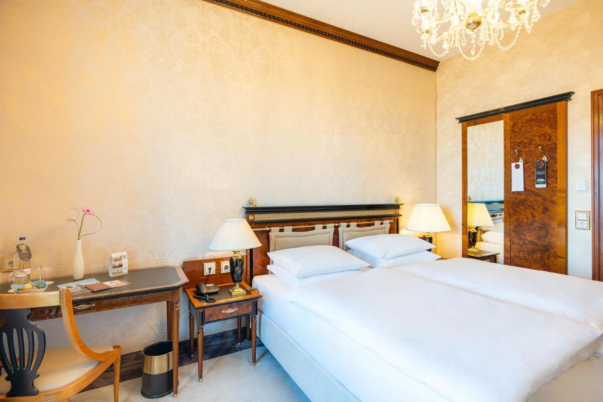 Ein Bett oder Betten in einem Zimmer der Unterkunft SEETELHOTEL Ahlbecker Hof das elegante Traditionshotel & ruhiger Rückzugsort an der Ostsee