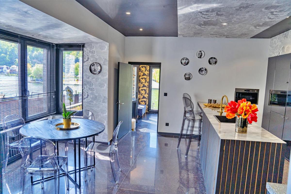 Gatsby River I - Housity