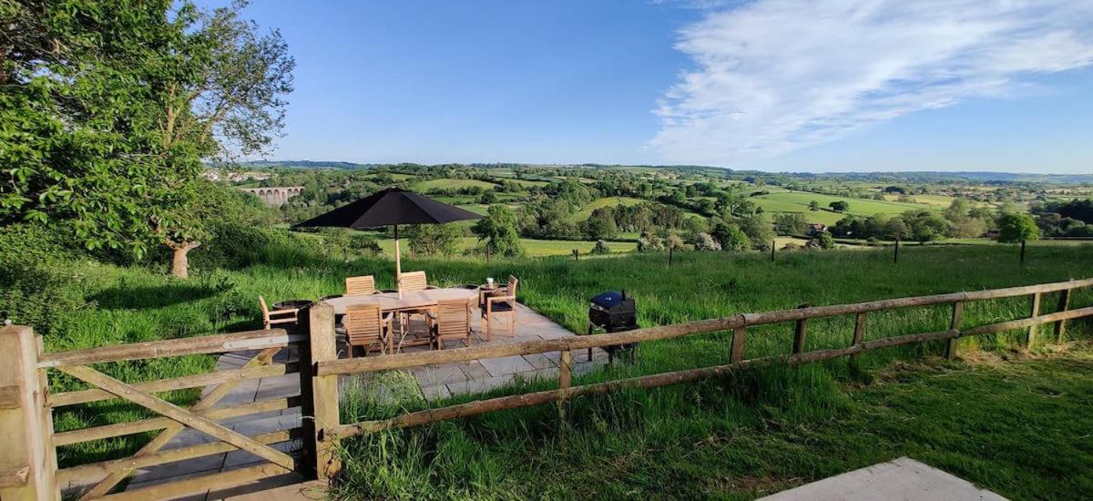 East Wing - a beautifully converted former stable nestled in the picturesque Somerset countryside - Housity