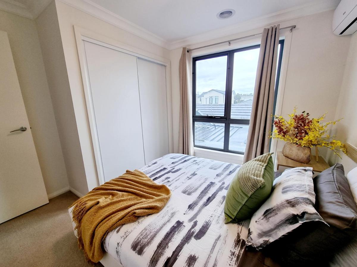 Modern Narre Warren three bedroom townhouse, close to Fountain Gate SC - Housity