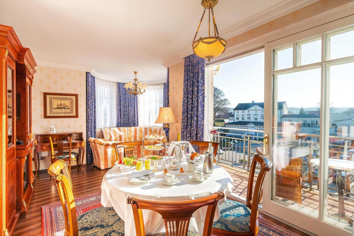 Ein Sitzbereich in der Unterkunft SEETELHOTEL Ahlbecker Hof das elegante Traditionshotel & ruhiger Rückzugsort an der Ostsee