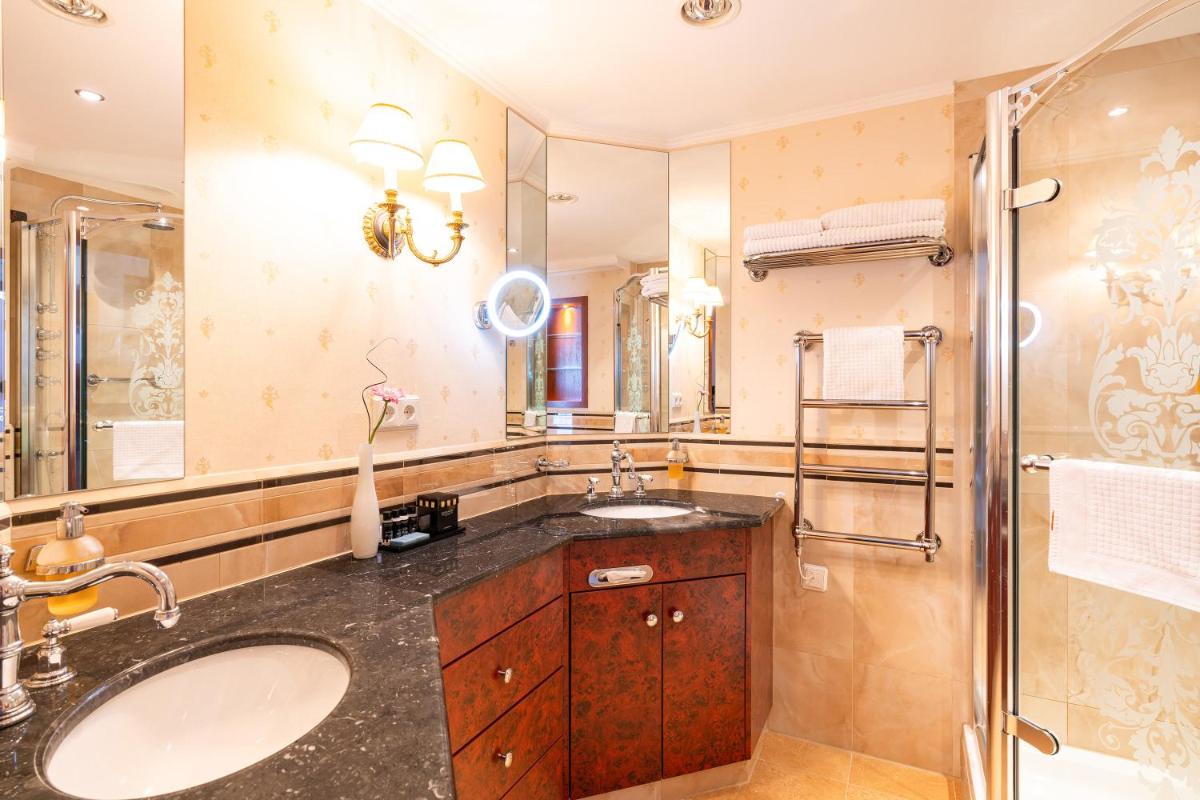 Ein Badezimmer in der Unterkunft SEETELHOTEL Ahlbecker Hof das elegante Traditionshotel & ruhiger Rückzugsort an der Ostsee
