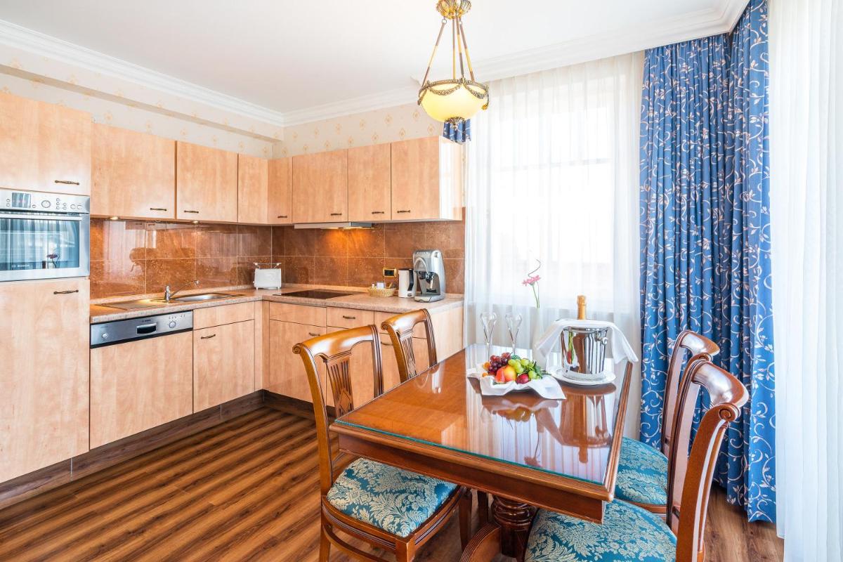 Küche/Küchenzeile in der Unterkunft SEETELHOTEL Ahlbecker Hof das elegante Traditionshotel & ruhiger Rückzugsort an der Ostsee