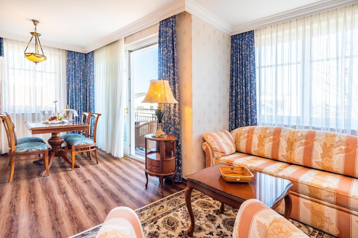 Ein Sitzbereich in der Unterkunft SEETELHOTEL Ahlbecker Hof das elegante Traditionshotel & ruhiger Rückzugsort an der Ostsee