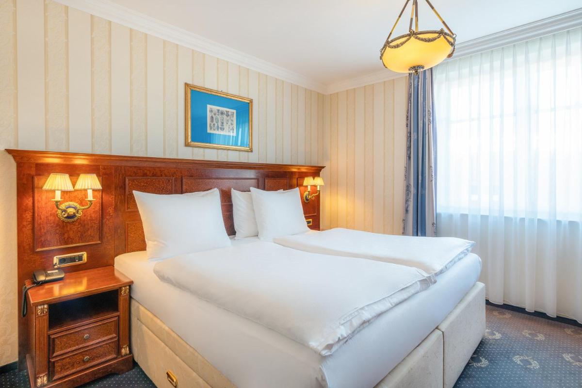 Ein Bett oder Betten in einem Zimmer der Unterkunft SEETELHOTEL Ahlbecker Hof das elegante Traditionshotel & ruhiger Rückzugsort an der Ostsee