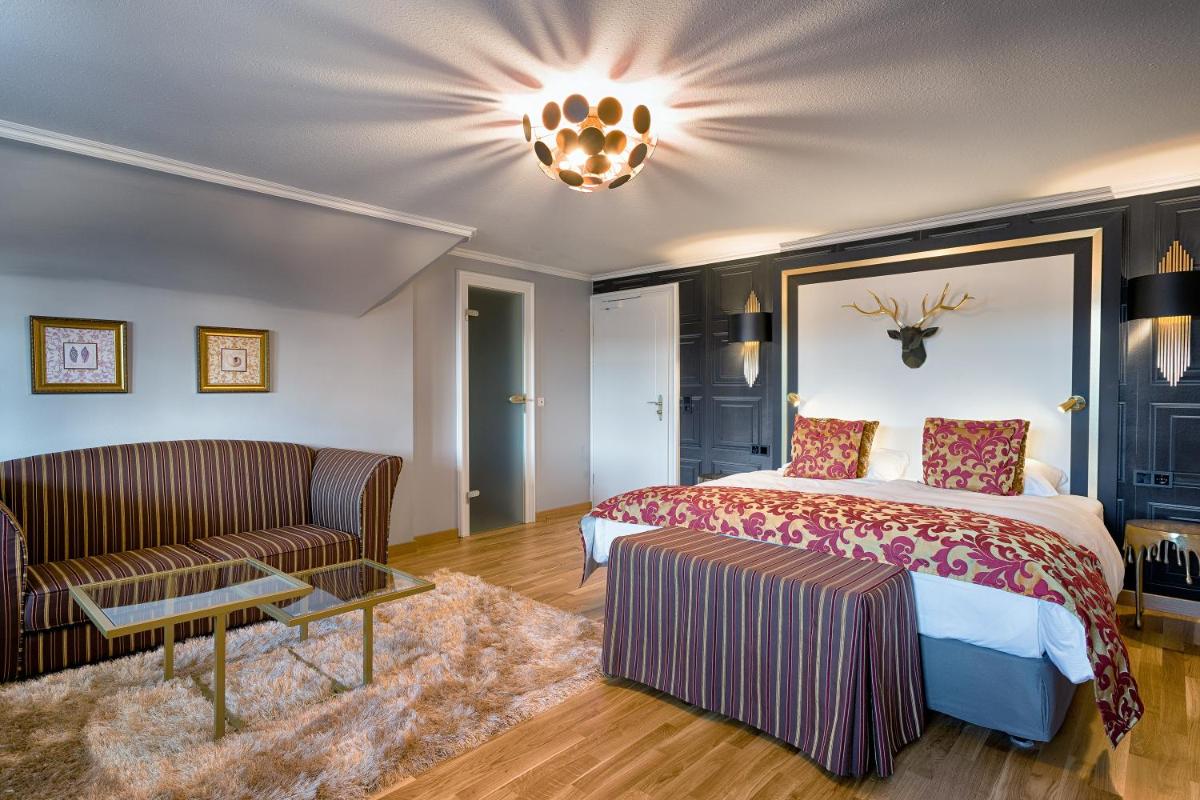 Ein Bett oder Betten in einem Zimmer der Unterkunft Parkhotel Adler