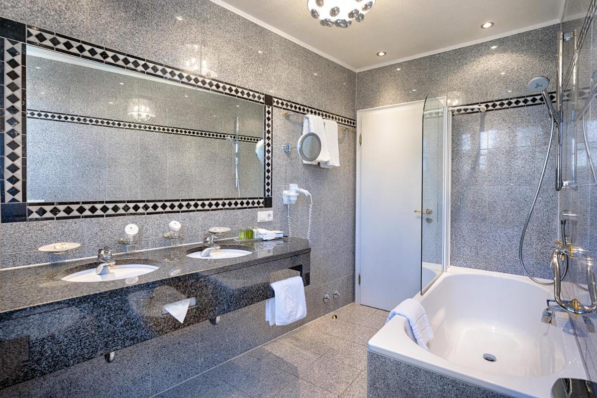 Ein Badezimmer in der Unterkunft Parkhotel Adler