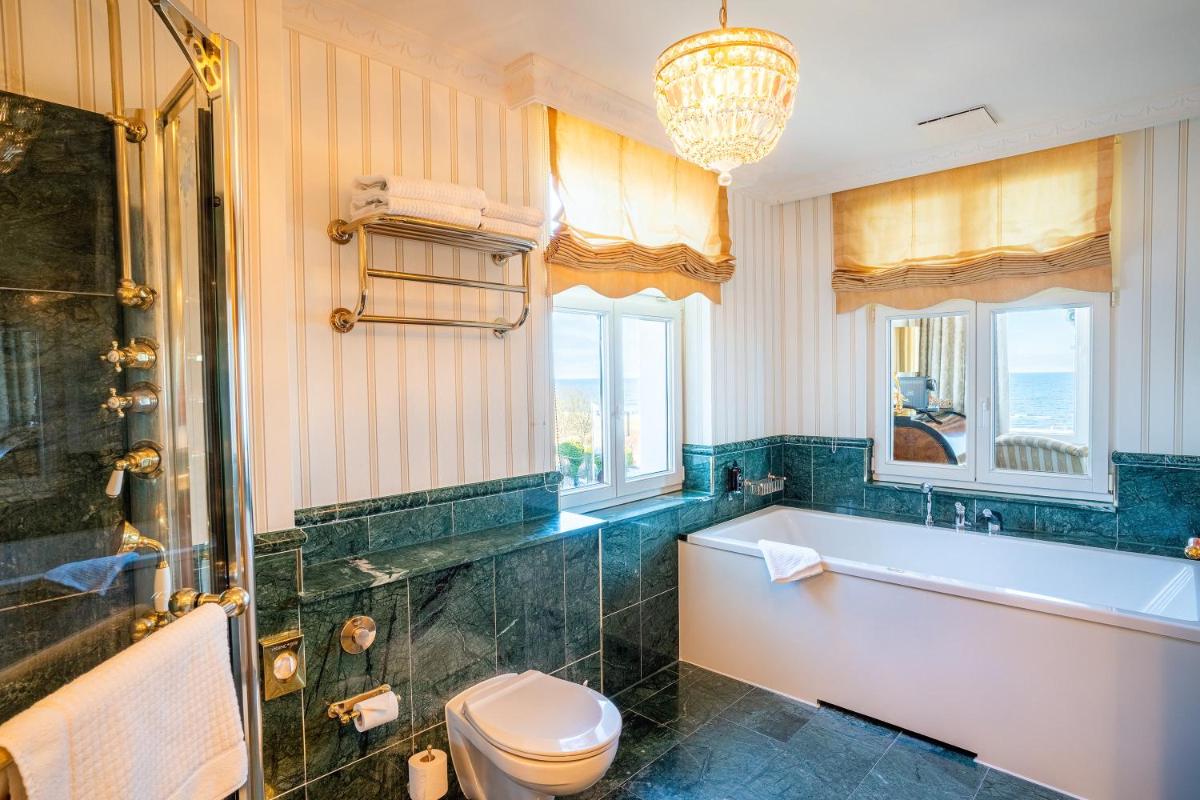 Ein Badezimmer in der Unterkunft SEETELHOTEL Ahlbecker Hof das elegante Traditionshotel & ruhiger Rückzugsort an der Ostsee