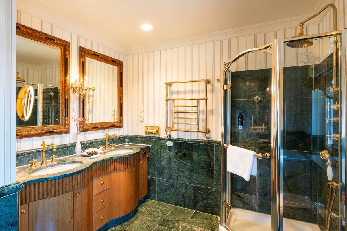 Ein Badezimmer in der Unterkunft SEETELHOTEL Ahlbecker Hof das elegante Traditionshotel & ruhiger Rückzugsort an der Ostsee