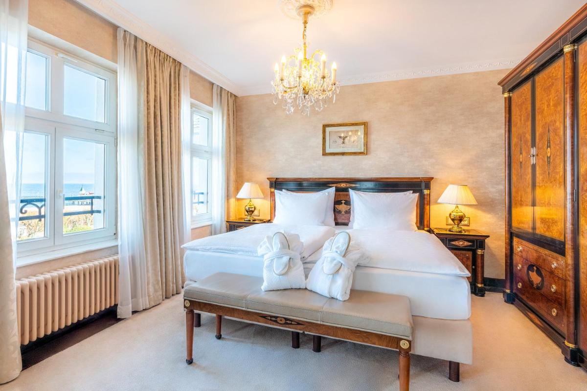 Ein Bett oder Betten in einem Zimmer der Unterkunft SEETELHOTEL Ahlbecker Hof das elegante Traditionshotel & ruhiger Rückzugsort an der Ostsee