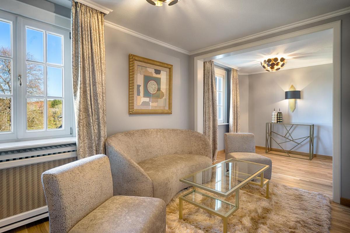 Ein Sitzbereich in der Unterkunft Parkhotel Adler