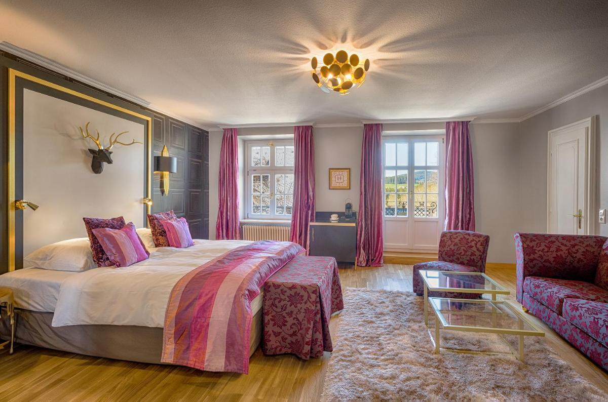 Ein Bett oder Betten in einem Zimmer der Unterkunft Parkhotel Adler