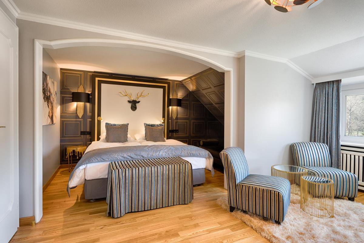 Ein Bett oder Betten in einem Zimmer der Unterkunft Parkhotel Adler