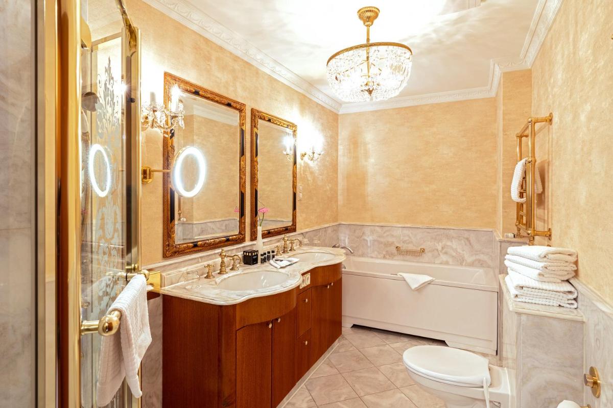 Ein Badezimmer in der Unterkunft SEETELHOTEL Ahlbecker Hof das elegante Traditionshotel & ruhiger Rückzugsort an der Ostsee