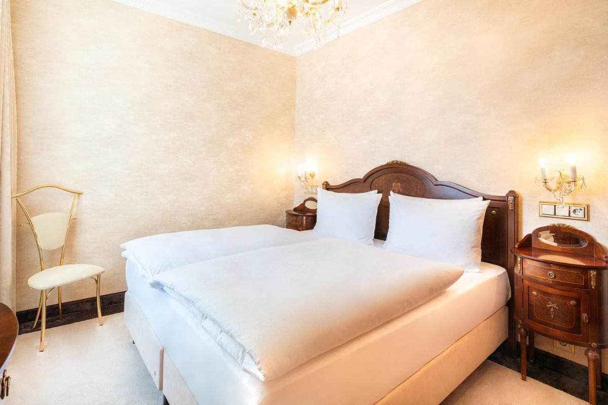 Ein Bett oder Betten in einem Zimmer der Unterkunft SEETELHOTEL Ahlbecker Hof das elegante Traditionshotel & ruhiger Rückzugsort an der Ostsee
