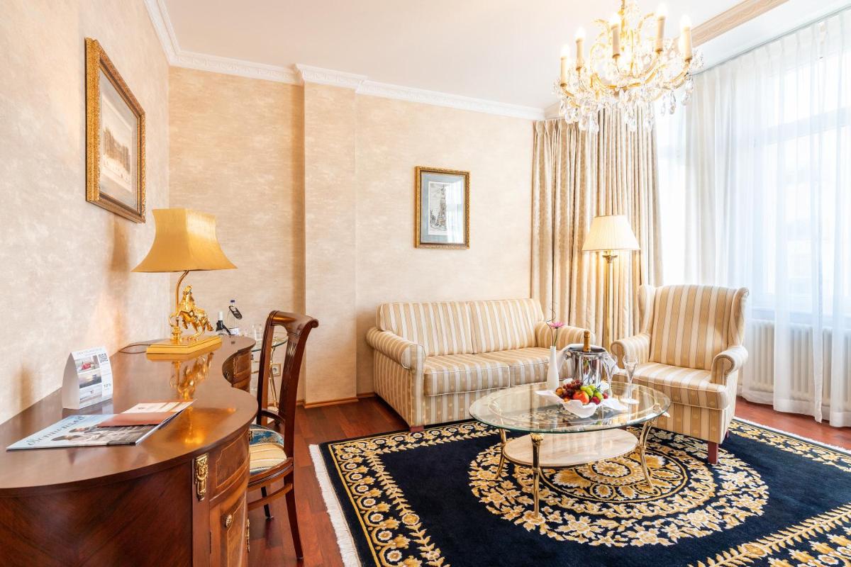 Ein Sitzbereich in der Unterkunft SEETELHOTEL Ahlbecker Hof das elegante Traditionshotel & ruhiger Rückzugsort an der Ostsee