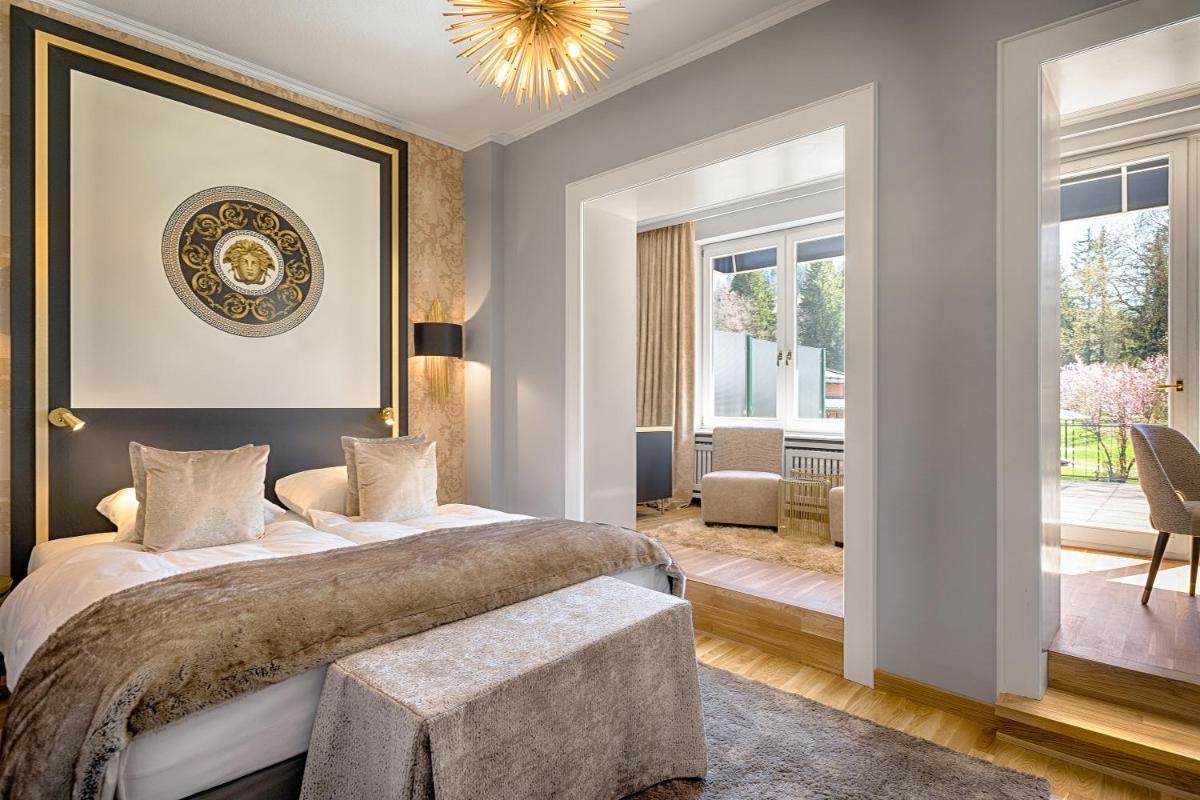 Ein Bett oder Betten in einem Zimmer der Unterkunft Parkhotel Adler