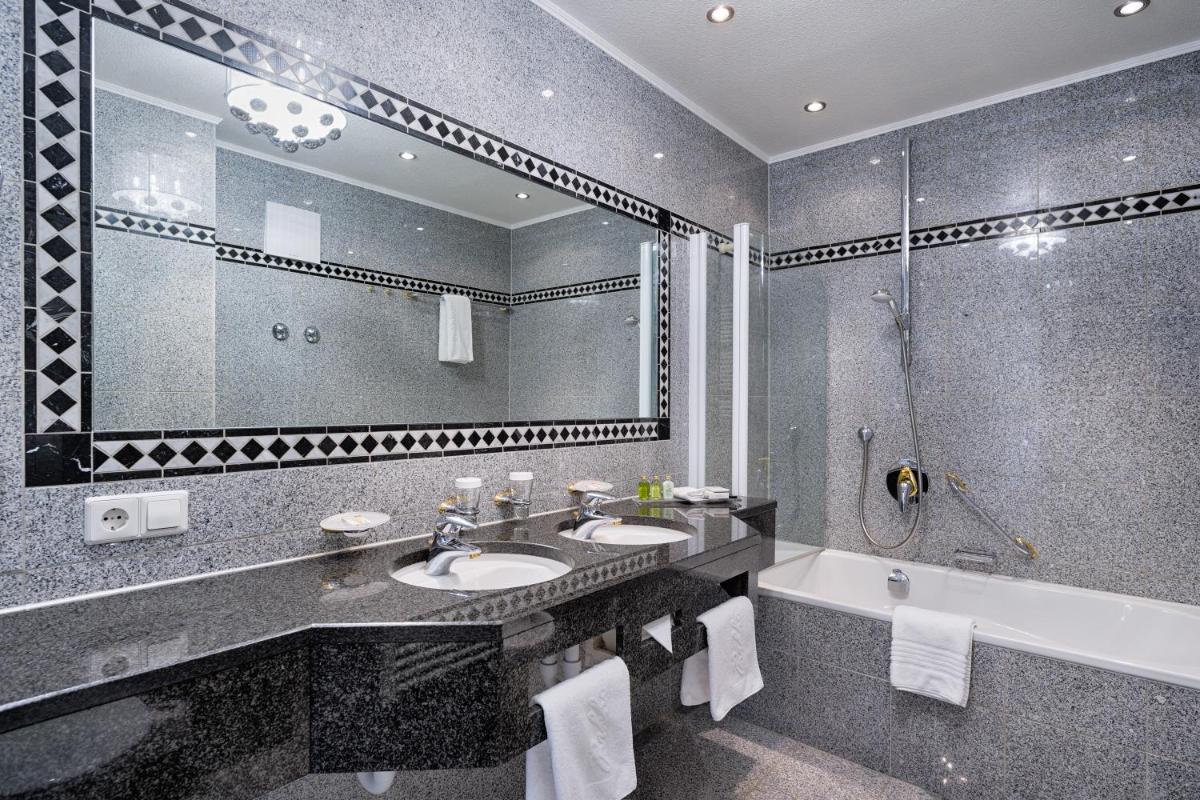 Ein Badezimmer in der Unterkunft Parkhotel Adler