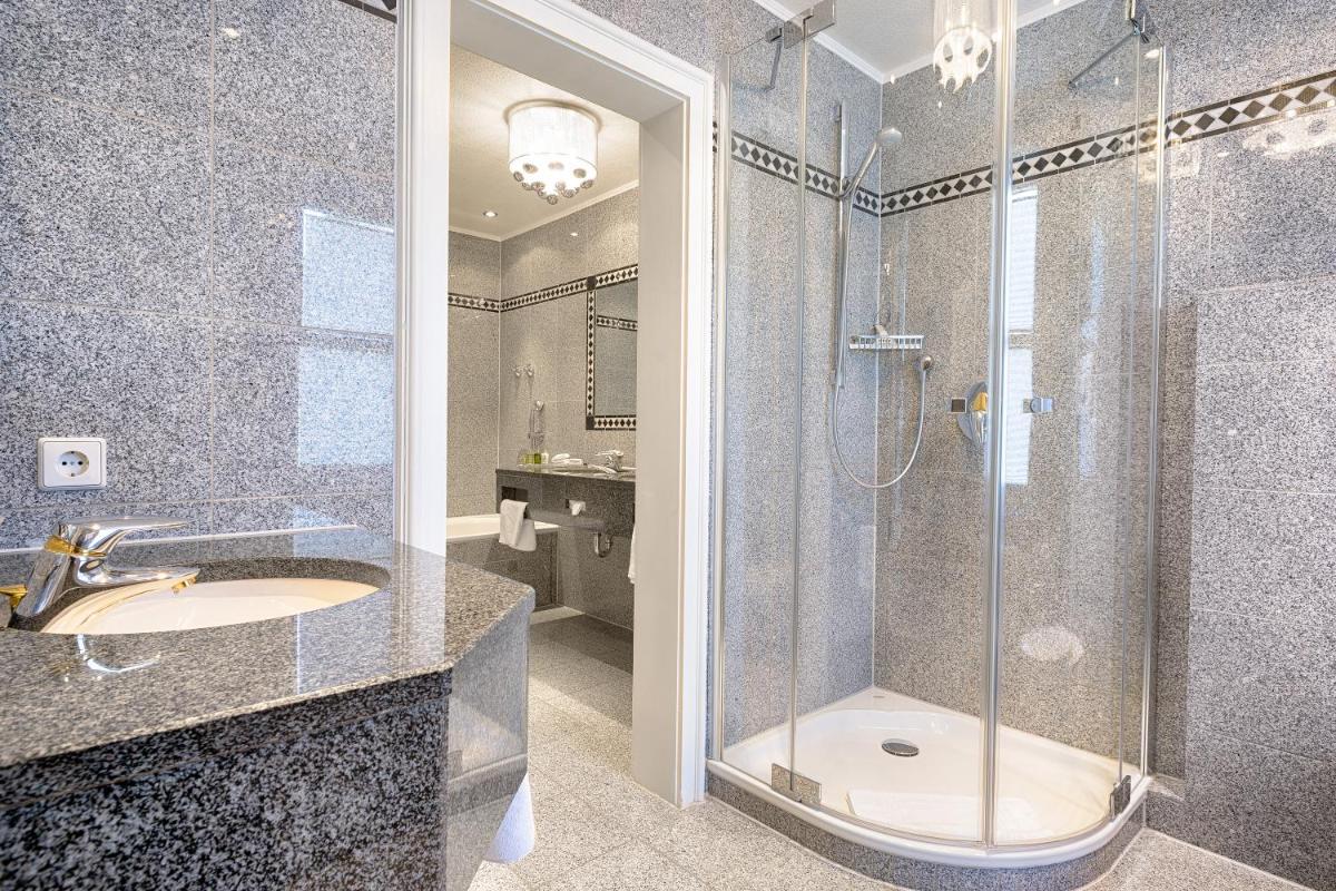 Ein Badezimmer in der Unterkunft Parkhotel Adler