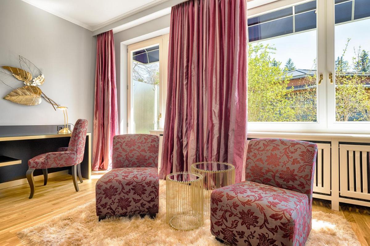 Ein Sitzbereich in der Unterkunft Parkhotel Adler