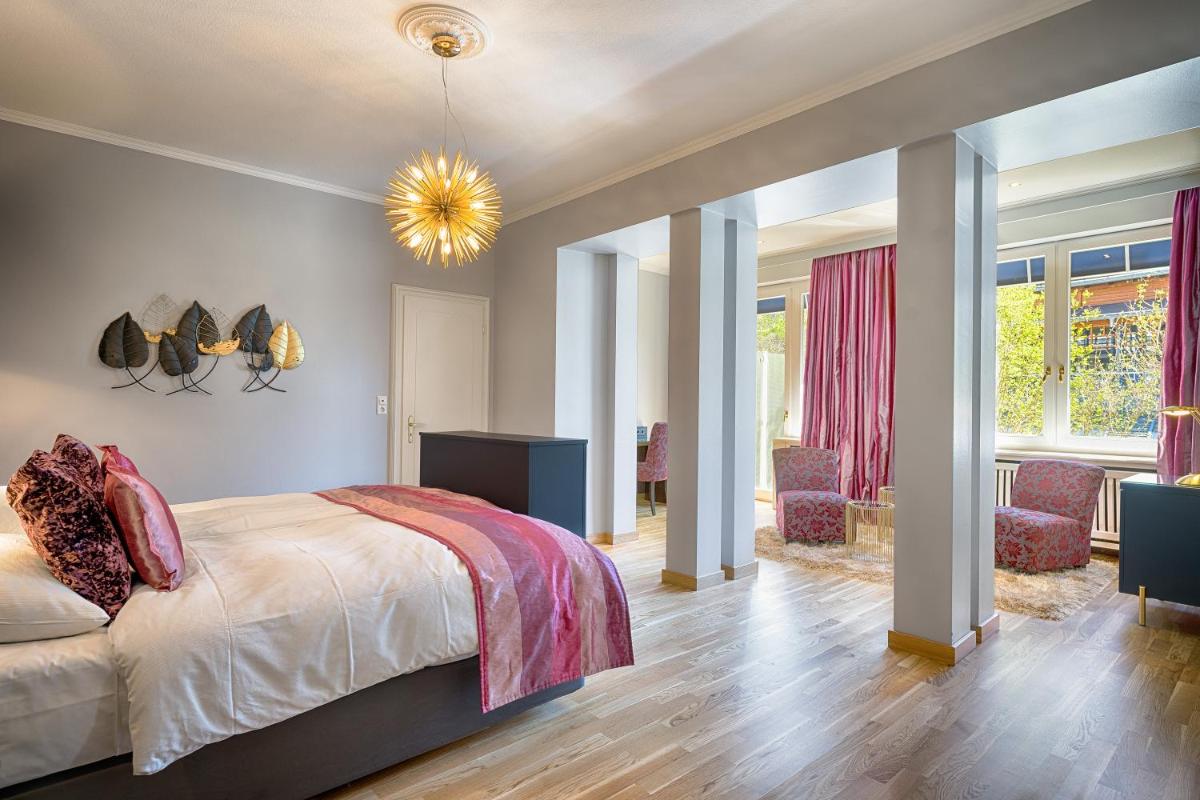 Ein Bett oder Betten in einem Zimmer der Unterkunft Parkhotel Adler
