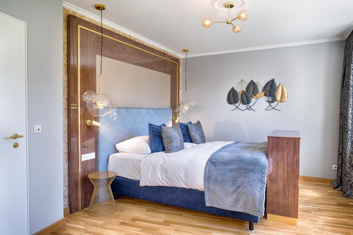Ein Bett oder Betten in einem Zimmer der Unterkunft Parkhotel Adler