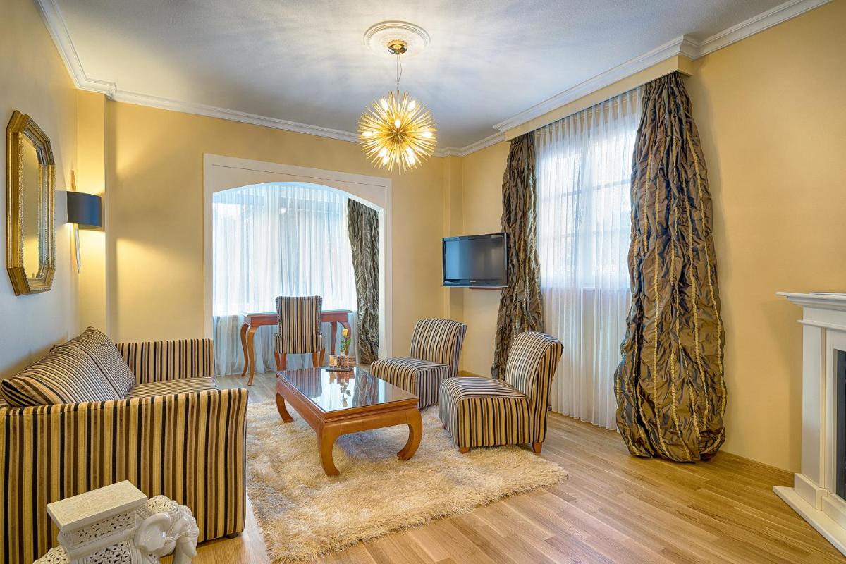 ein Wohnzimmer mit einer Couch und Stühlen und einem Tisch in der Unterkunft Parkhotel Adler in Hinterzarten