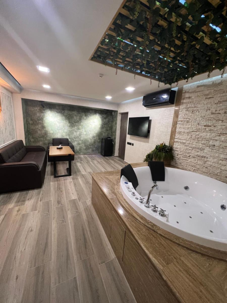 V G hotel - Housity