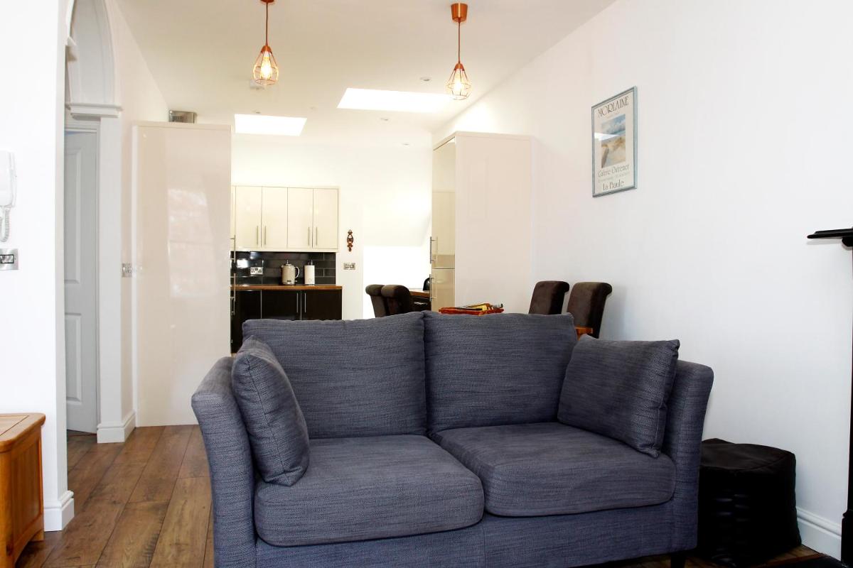 2 Yr Hen Fanc - Housity