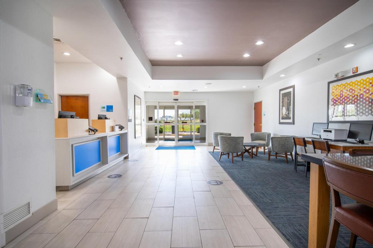 Holiday Inn Express Hotel & Suites Bedford by IHG - Housity
