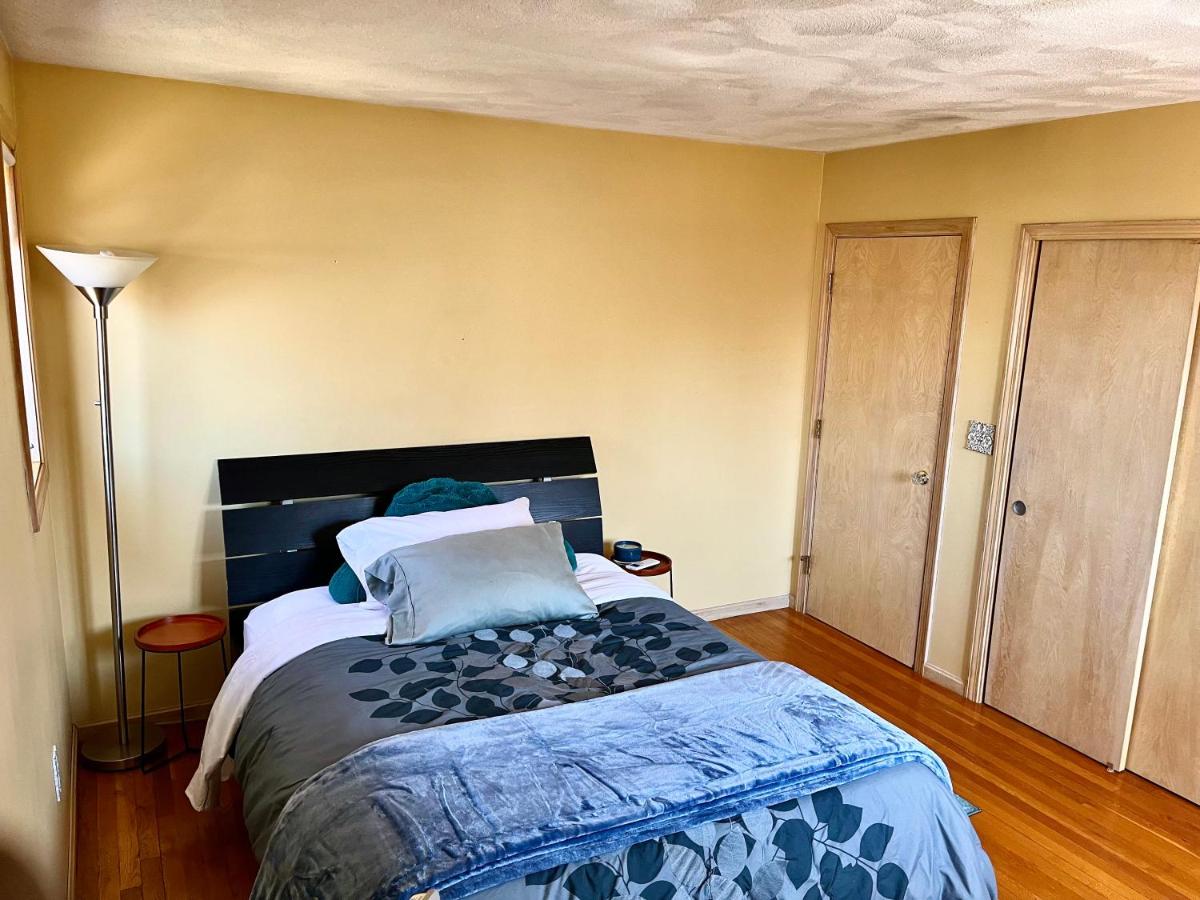 Inviting room with workstation - Housity