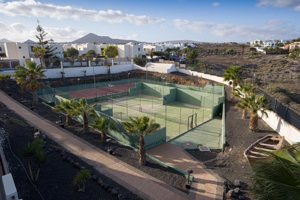 una vista aérea de una pista de tenis con palmeras en LANZAROTE PRIME SPORTS by Vitalclass Lanzarote Resort, en Costa Teguise