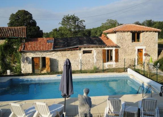Couples only luxury all one level spacious Gite - Housity