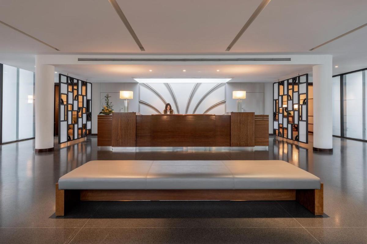 um quarto com uma cama no meio de um edifício em Terra Nostra Garden Hotel nas Furnas
