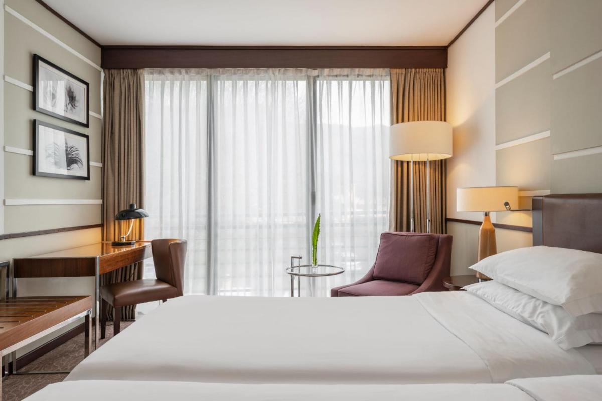 Uma cama ou camas num quarto em Terra Nostra Garden Hotel