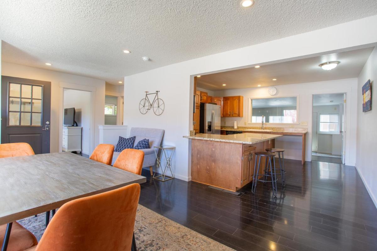 Spacious 4 bedroom house close to everything! - Housity