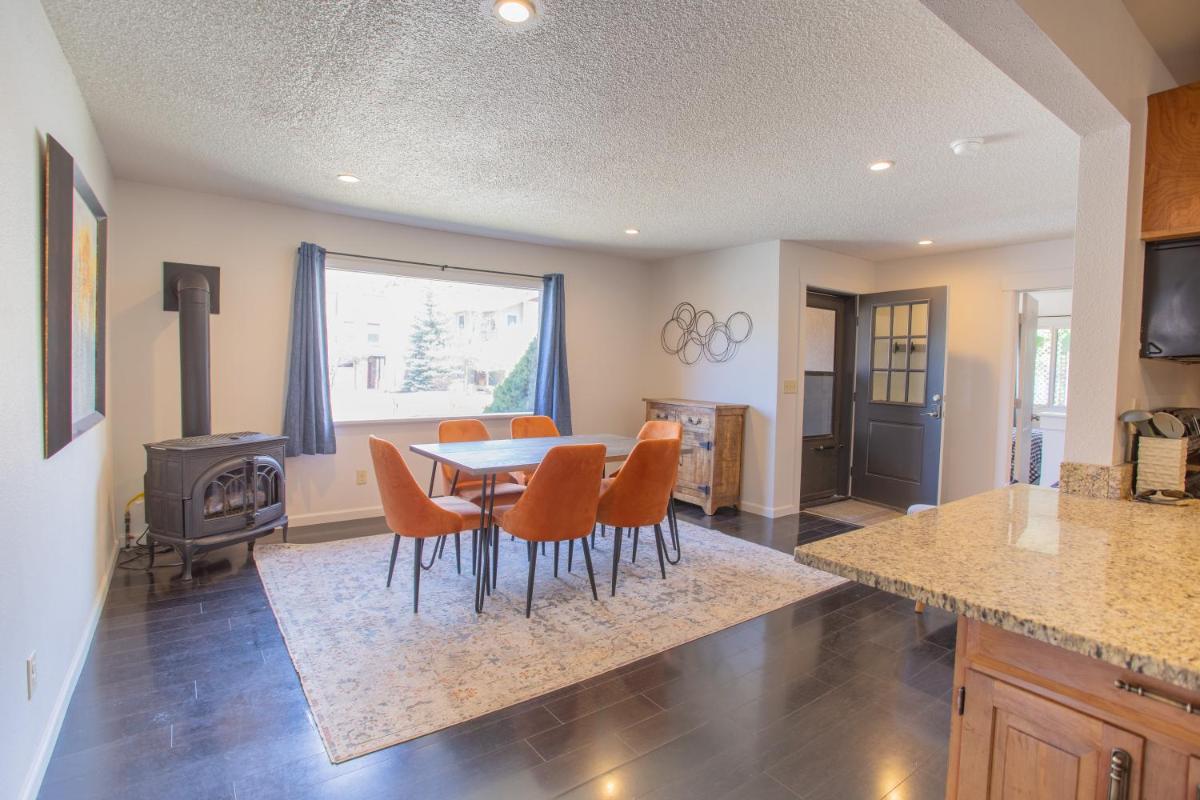 Spacious 4 bedroom house close to everything! - Housity