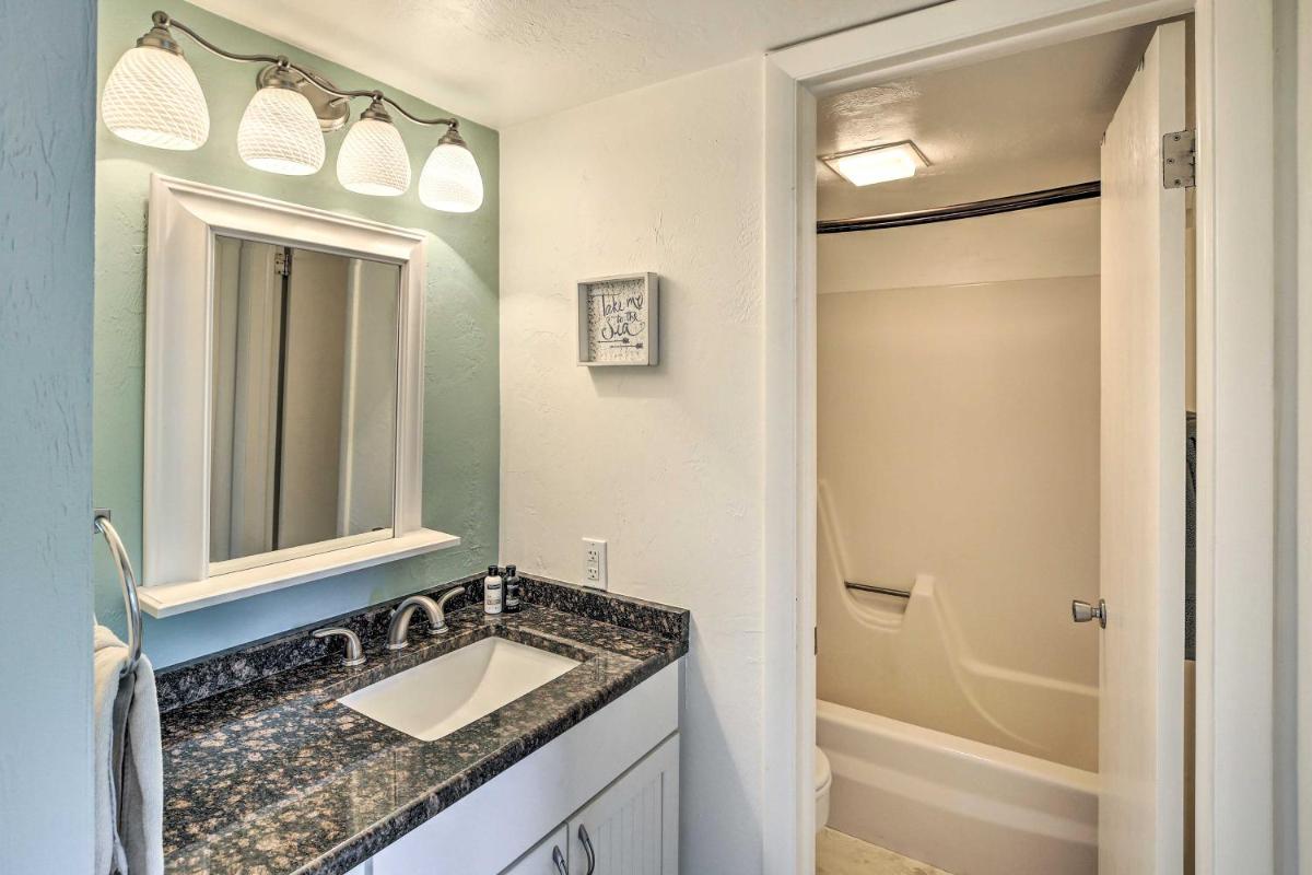 Coastal Condo with Pool Access Less Than 1 Mi to Beach! - Housity