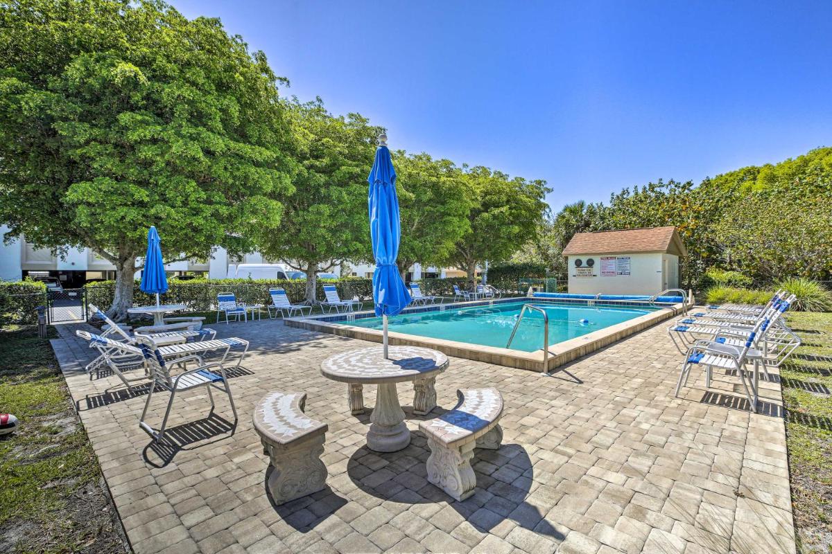 Coastal Condo with Pool Access Less Than 1 Mi to Beach! - Housity