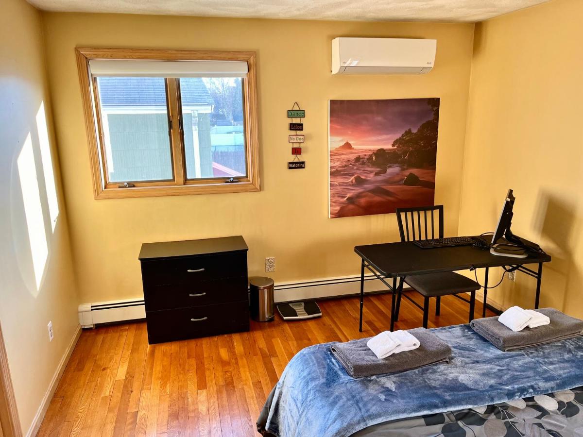 Inviting room with workstation - Housity