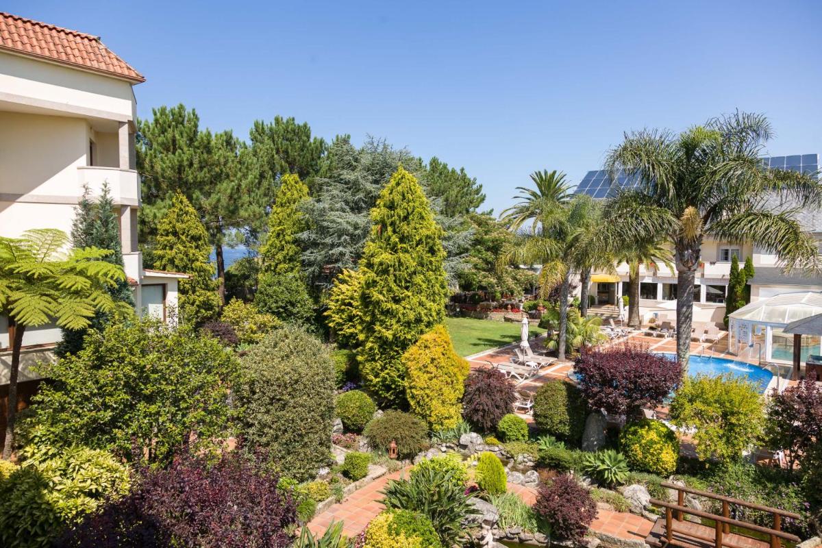 una vista aérea de un jardín frente a un edificio en Hotel Spa Bosque mar, en Reboredo