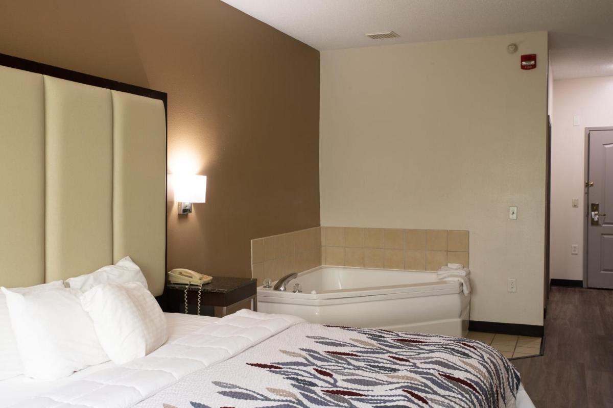 BlissPoint Inn & Suites Marion - Housity