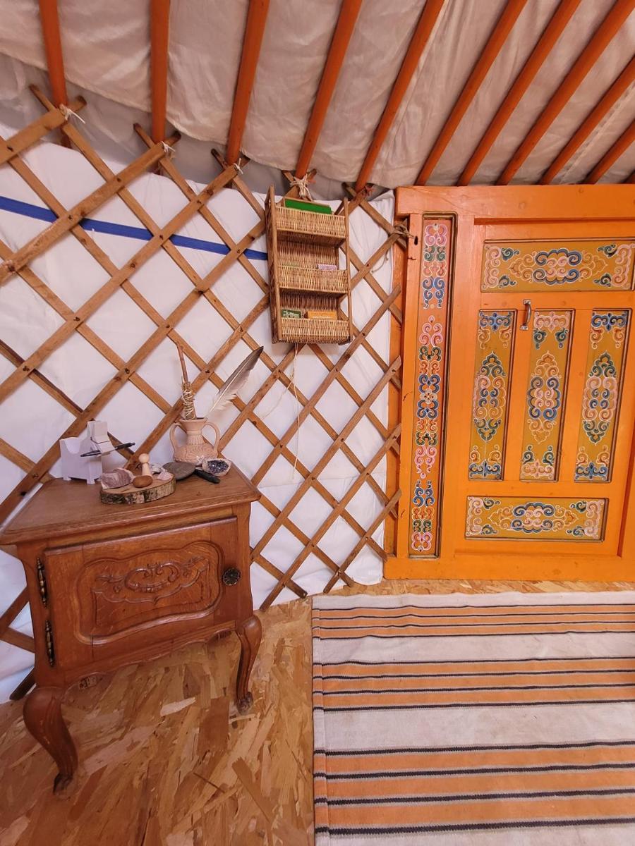 Slapen tussen de ezels in de Yurt - Housity